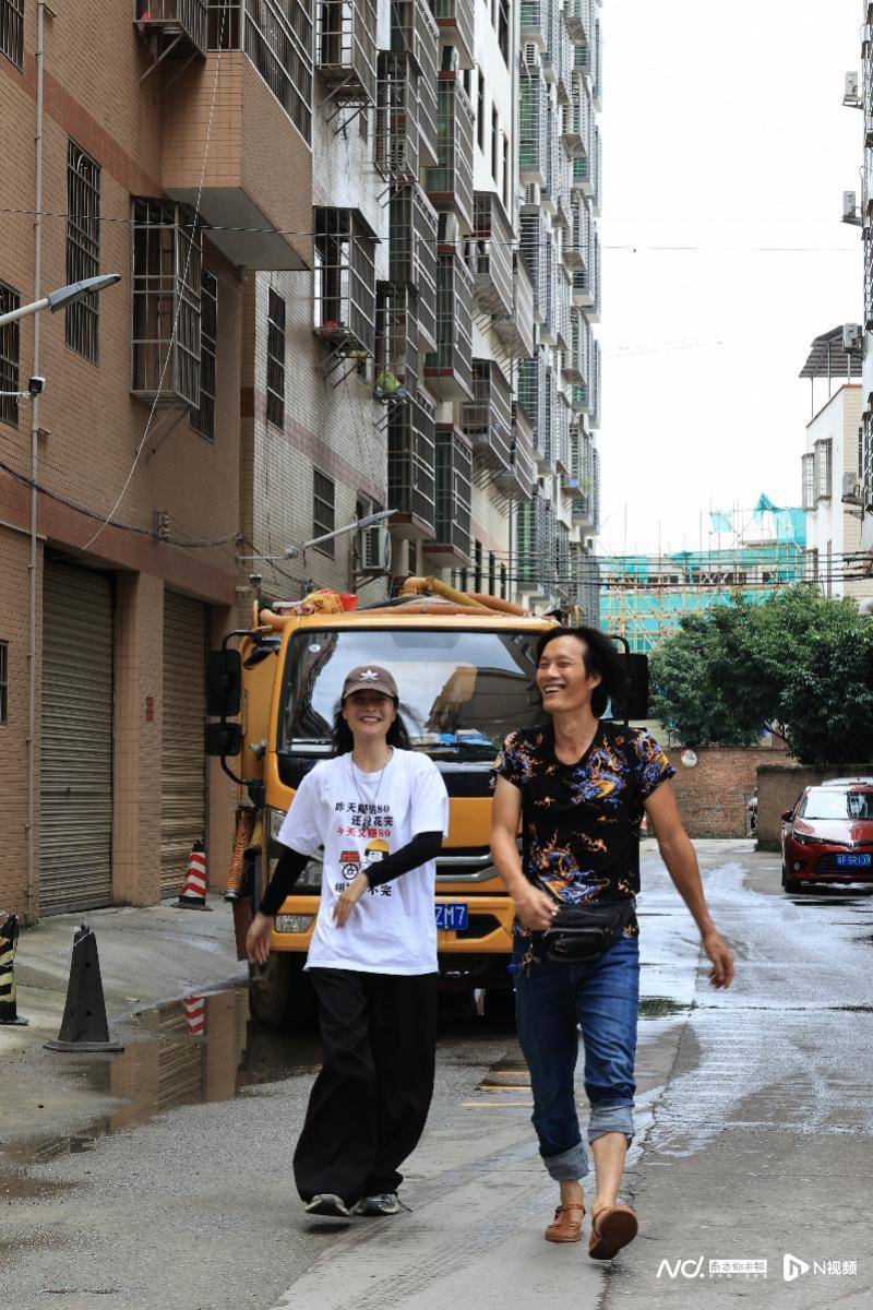 皇冠信用盘开户
_00后女生回家陪父亲掏粪皇冠信用盘开户
，“干最脏的活，赚最干净的钱”