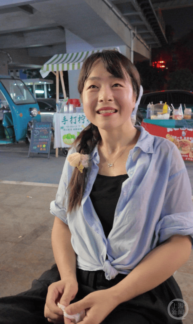 俱乐部友谊赛
_失去双腿的她在夜市摆摊 成俱乐部友谊赛
了夜市里的“团宠”