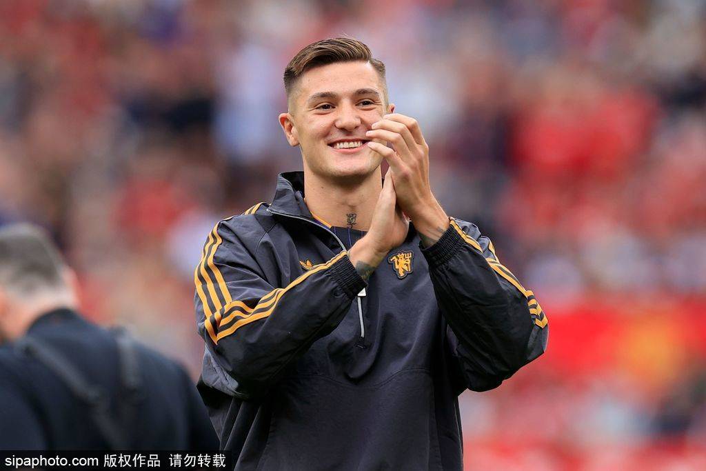 皇冠信用网账号注册
_曼联强烈否认与多纳鲁马的传闻：门将位置并非引援优先目标