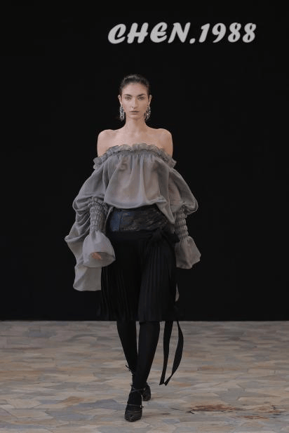 皇冠足球平台代理_江服陈龙CHEN.1988大秀米兰收官皇冠足球平台代理,“理想之秋”引国际共鸣