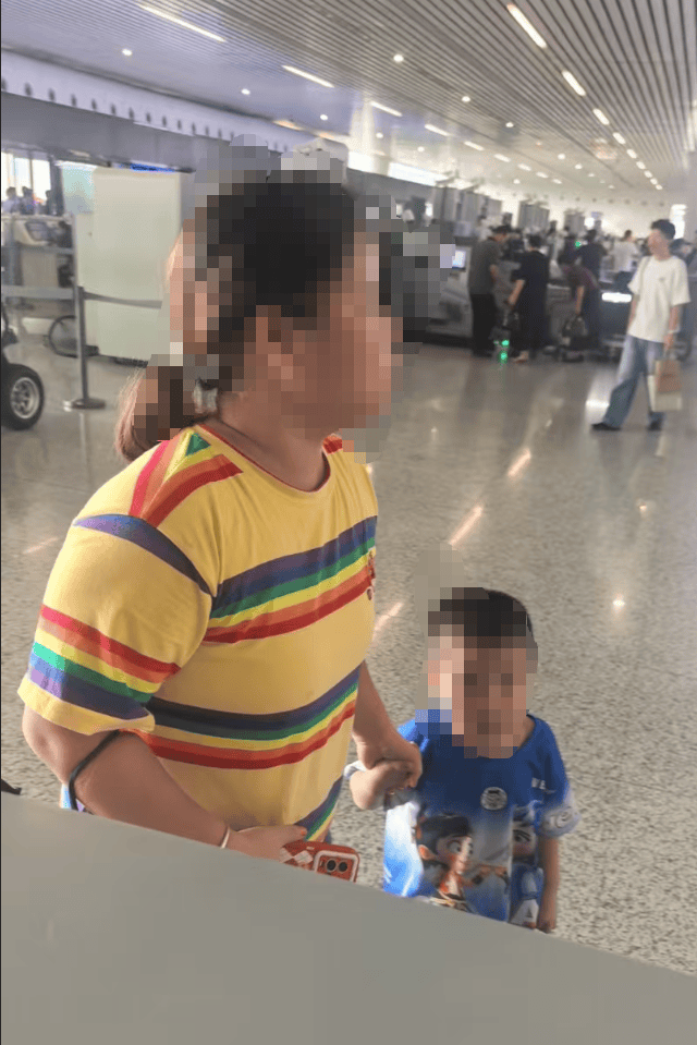 皇冠信用网代理_双胞胎哥哥在杭州东站被陌生女子抱走？派出所全员出动皇冠信用网代理，20分钟锁定“嫌疑人”，万万没想到……