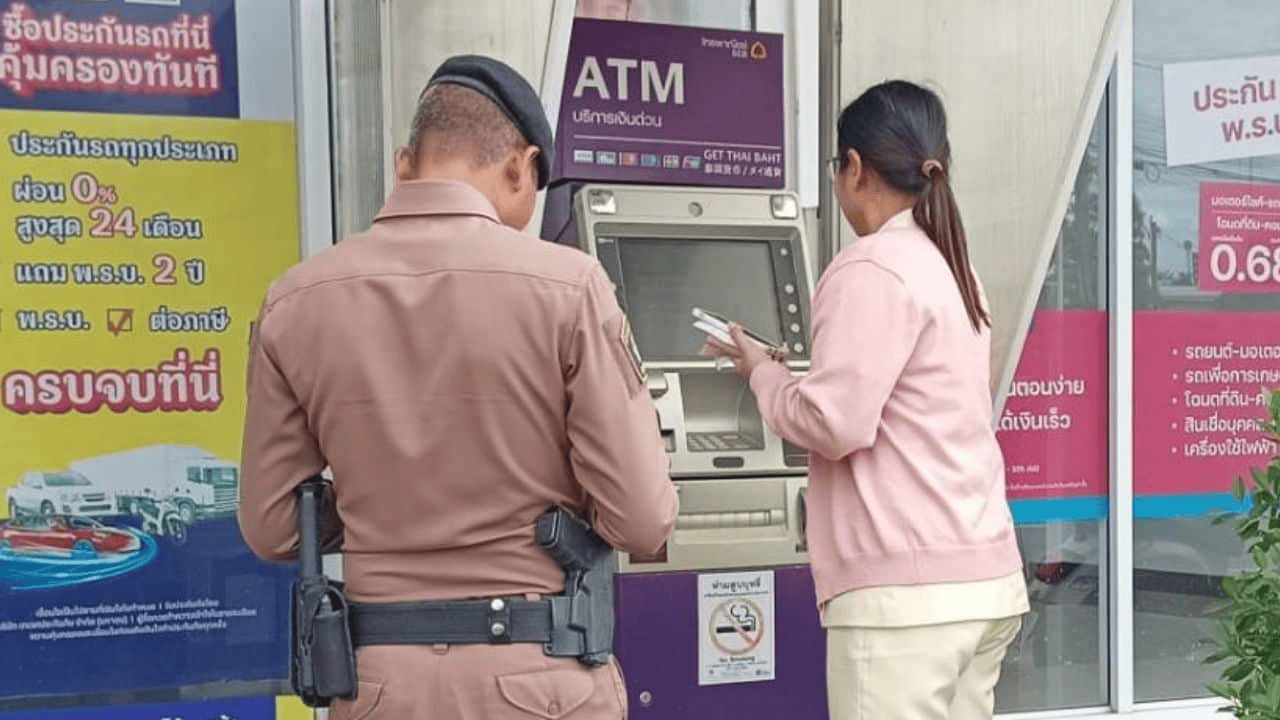 皇冠信用网注册开户_泰国女子在ATM机取钱皇冠信用网注册开户，取款口突然窜出一条蛇