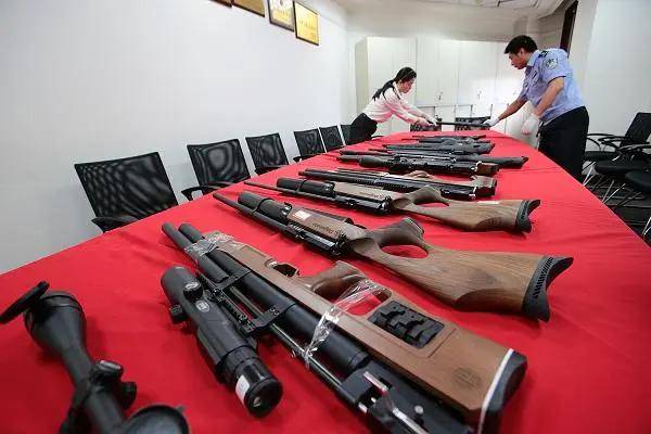 皇冠信用网代理
_头部中弹！近日安徽18岁男孩深夜遭遇枪击皇冠信用网代理
，枪是从哪来的？